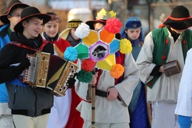 W orszaku maszerowali młodzi i starsi w góralskich strojach i z dawnymi instrumentami 