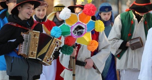 W orszaku maszerowali młodzi i starsi w góralskich strojach i z dawnymi instrumentami 