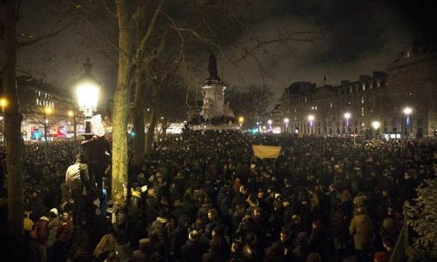 Wielotysięczne manifestacje po zamachu