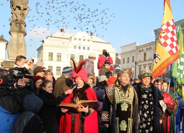 W królewskie postacie wcielili się przedstawiciele władz samorządowych miasta i powiatu