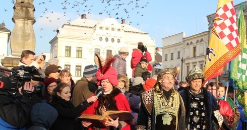 W królewskie postacie wcielili się przedstawiciele władz samorządowych miasta i powiatu
