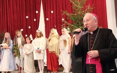 Bp Andrzej F. Dziuba i dzieci, które wystąpiły w jasełkach