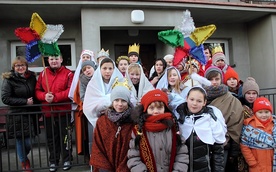 Kolędnicy misyjni z parafii w Bobrownikach z opiekunami