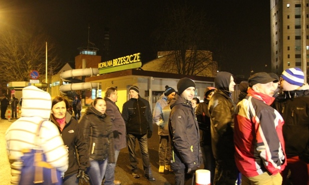 Tłum pod bramą kopalni "Brzeszcze" stał do wieczora
