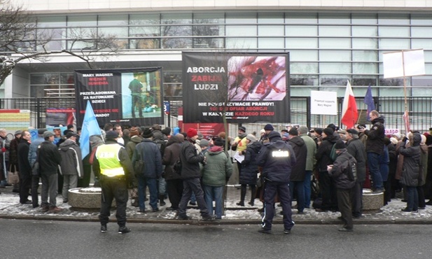 Polacy ujęli się za obrończynią życia