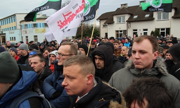 Przed bramą kopalni odbyła się manifestacja poparcia dla górników