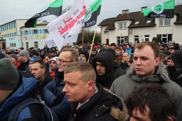 Przed bramą kopalni odbyła się manifestacja poparcia dla górników