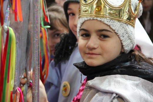 Kolędnicy misyjni przy stajence