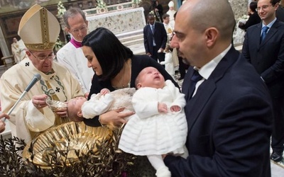 Papież ochrzcił 33 dzieci