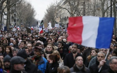 Biskupi na marszu w Paryżu