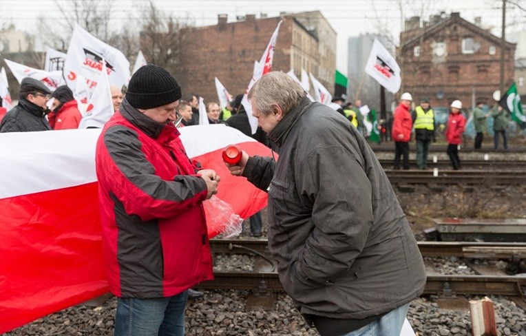 Związkowcy blokują tory