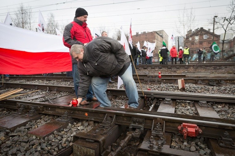 Związkowcy blokują tory