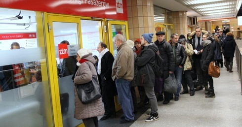Kolejki przed Punktami Obsługi Pasażerów od grudnia nie maleją