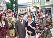  Z kombatantami podczas rekonstrukcji Powstania Warszawskiego na rynku w Nowej Rudzie 1 sierpnia 2014 r.