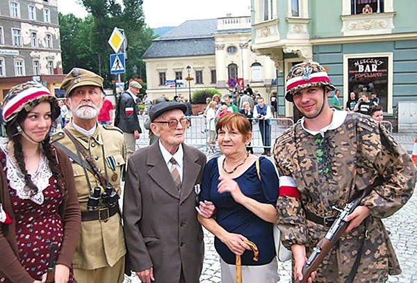  Z kombatantami podczas rekonstrukcji Powstania Warszawskiego na rynku w Nowej Rudzie 1 sierpnia 2014 r.