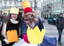  Rynek w Rybniku, peregrynacja symboli ŚDM. Młodzi wręczają przechodniom korony na znak, że jesteśmy powołani do królowania w niebie razem z Jezusem 