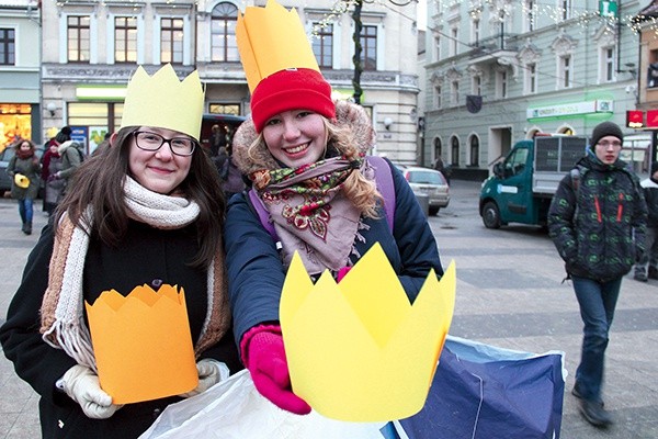  Rynek w Rybniku, peregrynacja symboli ŚDM. Młodzi wręczają przechodniom korony na znak, że jesteśmy powołani do królowania w niebie razem z Jezusem 