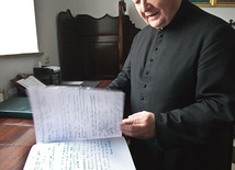  – Matka Boża z kościoła seminaryjnego oręduje w wielu sprawach – mówi ks. prał. Wiesław Kądziela, pokazując księgę łask