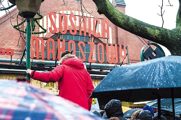 Pracownicy kopalni, mieszkańcy miasta oraz rodziny strajkujących pod ziemią górników 10 stycznia protestowali przed bramą KWK „Sośnica- -Makoszowy” w Zabrzu