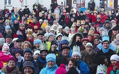  Uczestnicy marszu na pyskowickim rynku