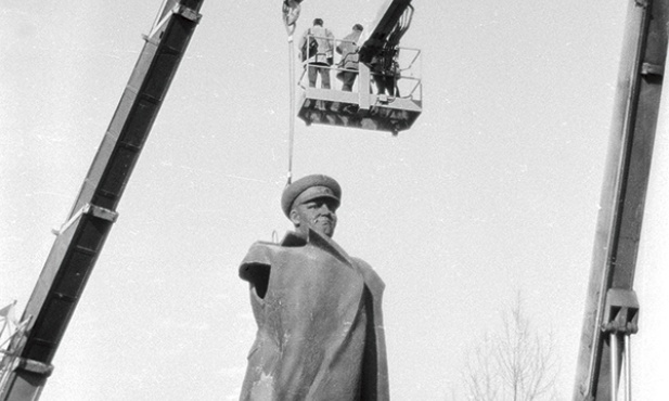 Pomnik marszałka Koniewa stanął w Krakowie w 1987 r. Już 4 lata później, 9 stycznia 1991 roku  został zdemontowany  i wysłany do Kijowa