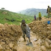 W ten sposób w Kongu wydobywa się koltan. Na zdjęciu Mugisha, dwunastolatek pracujący przy wydobyciu minerałów w Numbi w Kongu