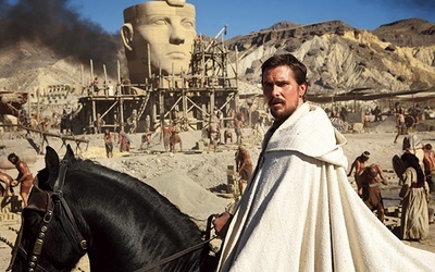 Mojżeszem (Christian Bale) wstrząsa okrucieństwo, z jakim traktowani są Żydzi budujący monumentalny posąg faraona