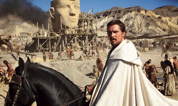 Mojżeszem (Christian Bale) wstrząsa okrucieństwo, z jakim traktowani są Żydzi budujący monumentalny posąg faraona