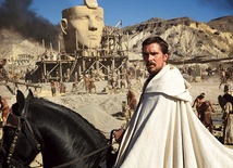 Mojżeszem (Christian Bale) wstrząsa okrucieństwo, z jakim traktowani są Żydzi budujący monumentalny posąg faraona