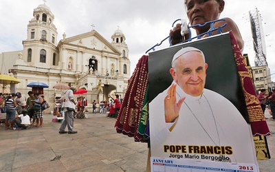  8.01.2015. Manila. Filipiny. Sprzedaż pamiątek z papieżem Franciszkiem. Filipiny, największy katolicki kraj w Azji, przygotowuje się do pielgrzymki papieża, trwającej od 15 do 19 stycznia. To trzecia wizyta papieska w tym kraju (w 1970 r. był tam Paweł VI, w 1995 r. Jan Paweł II).