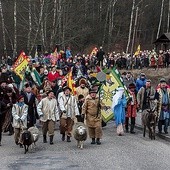  Polanów. Choć przez znaczną część trasy musieli się wdrapywać, mieszkańcom Polanowa z orszakiem wcale nie było pod górkę