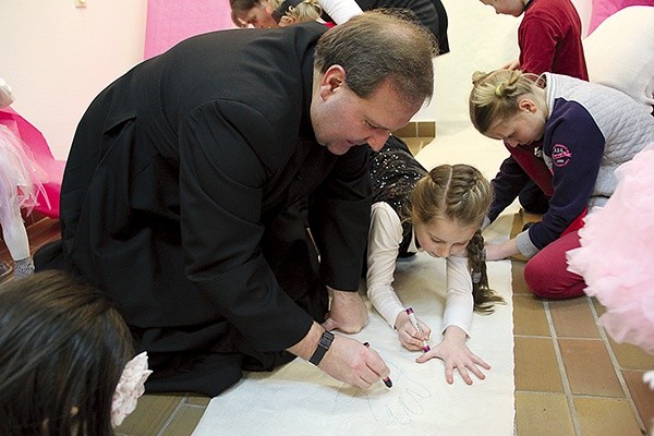 Dzieci z parafii pw. św. Wojciecha w Koszalinie na spuszczonych z sufitu rolkach papieru odrysowywały kształty swoich dłoni. Jedna z takich pamiątek należała do proboszcza ks. Andrzeja Hryckowiana