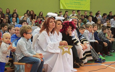  Nauczyciele i uczniowie gimnazjum w Pisarzowicach jak co roku wystąpili dla Fundacji Krzyż Dziecka