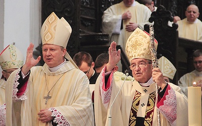  Na zakończenie uroczystości pasterze diecezji wspólnie udzielili błogosławieństwa wiernym
