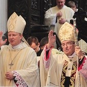 Na zakończenie uroczystości pasterze diecezji wspólnie udzielili błogosławieństwa wiernym