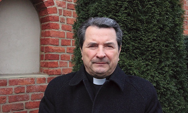  Ks. inf. dr Stanisław Zięba pracuje w gdańskiej kurii od ponad 35 lat. Obecnie sprawuje funkcję wikariusza biskupiego ds. nadzwyczajnych  oraz wykładowcy muzyki kościelnej w GSD