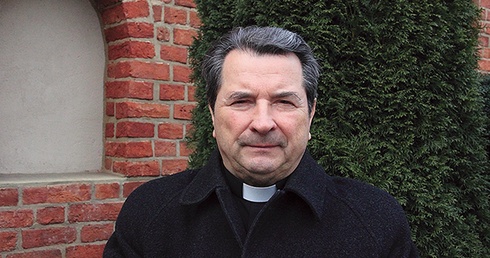  Ks. inf. dr Stanisław Zięba pracuje w gdańskiej kurii od ponad 35 lat. Obecnie sprawuje funkcję wikariusza biskupiego ds. nadzwyczajnych  oraz wykładowcy muzyki kościelnej w GSD
