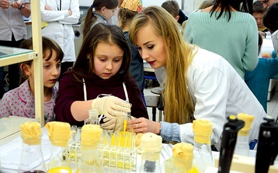 Powyżej: W laboratoriach Wydziału Biologii i Biotechnologii można było zobaczyć to, czego nie widać gołym okiem 