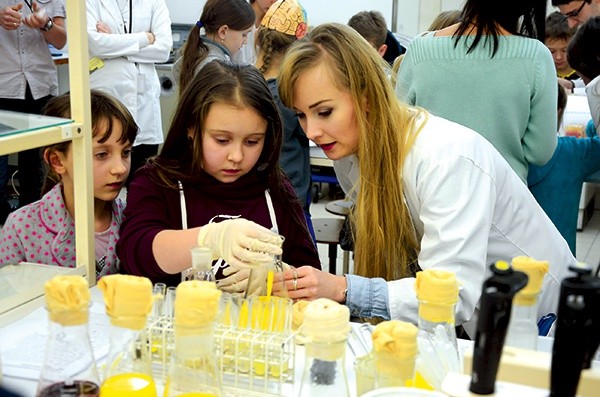 Powyżej: W laboratoriach Wydziału Biologii i Biotechnologii można było zobaczyć to, czego nie widać gołym okiem 