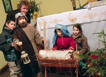  W przygotowanie szopki w Różnowie zaangażowała się cała rodzina Burniewiczów. Maryja ma twarz Nikoli. Józef – Mateusza