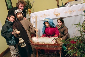  W przygotowanie szopki w Różnowie zaangażowała się cała rodzina Burniewiczów. Maryja ma twarz Nikoli. Józef – Mateusza