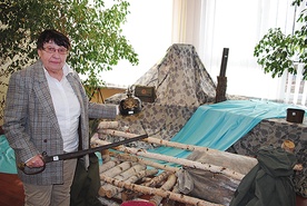  Anna Korasiewicz prezentuje austriacki hełm i szablę z okresu I wojny światowej znalezione w Rudniku