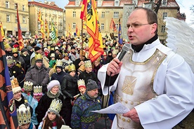 Ks. Krzysztof Krzak, świdnicki wikariusz, jako archanioł wysyłający  Trzech Króli w drogę do Betlejem