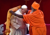 Papież Franciszek podczas spotkania otrzymał płaszcz