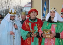 Oazowicze Maciej, Kamil i Nikodem wcielili się w role Trzech Króli w Kobiernicach