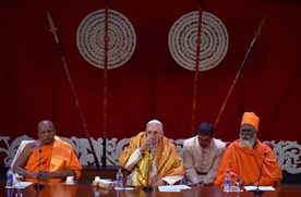 Buddyjski mnich Ittapane Dhammalankara, papież Franciszek i hinduista Kurukkal SivaSri T. Mahadeva