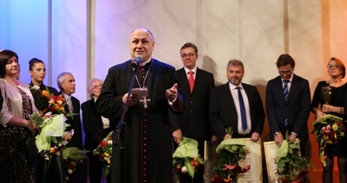 Słowa gratulacji i życzeń pod adresem twórców i animatorów kultury skierował bp Piotr Greger