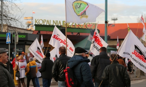 Setki ludzi kolejny dzień blokowało w środę drogę obok głównej bramy kopalni