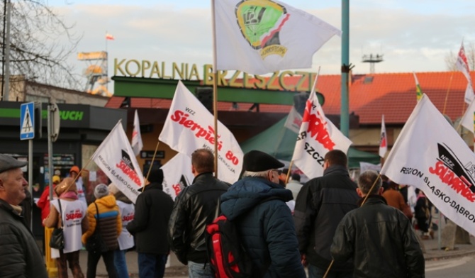 Setki ludzi kolejny dzień blokowało w środę drogę obok głównej bramy kopalni