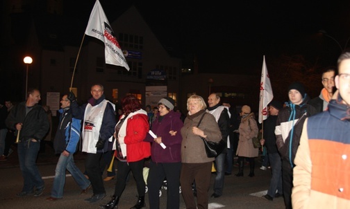 Po wiecu mieszkańcy przemaszerowali do centrum Brzeszcz i rozpoczęli blokadę głównego ronda